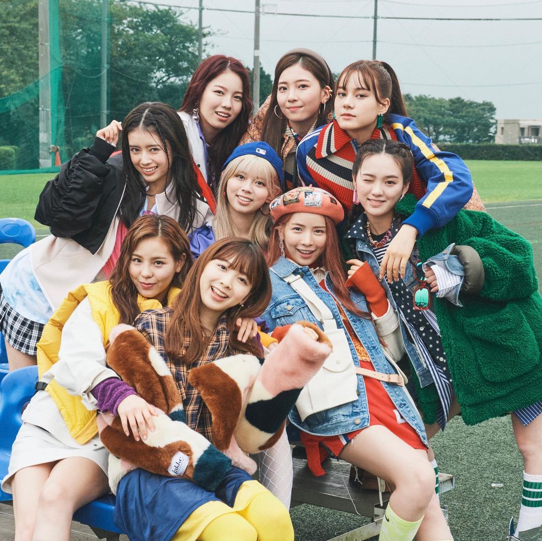 メンズノンノ12月号増刊の表紙と10pの特集に登場中のniziuのインスタ限定ショットを公開 カラフルなスポーツmixコーデに身を包んだ9人の集合カットは Magmoe