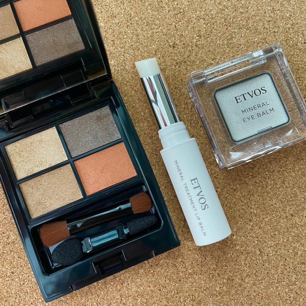 #ETVOS #ホリデーコレクション 冬のメイクにぴったりな限定カラーが登場！11/24限定発売。【スウォッチ付きでお届け】

エトヴォスから冬を感じるコスメが