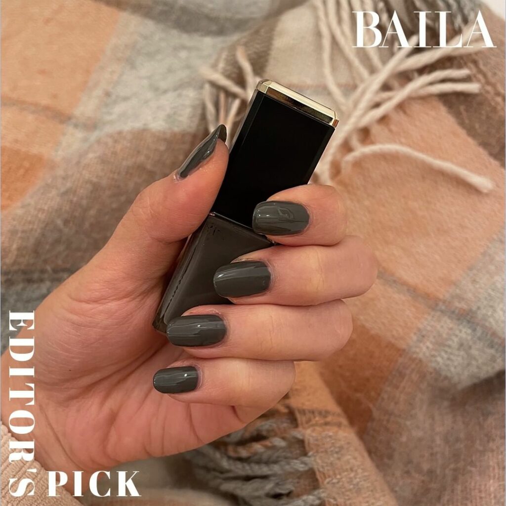 【エクシアのストーングレイで爪に知性と意思を】

セルフネイル大好き人間の私は挑戦してみたいカラーに出会ったとき、まずネイルで取り入れてみています。自分の肌の色