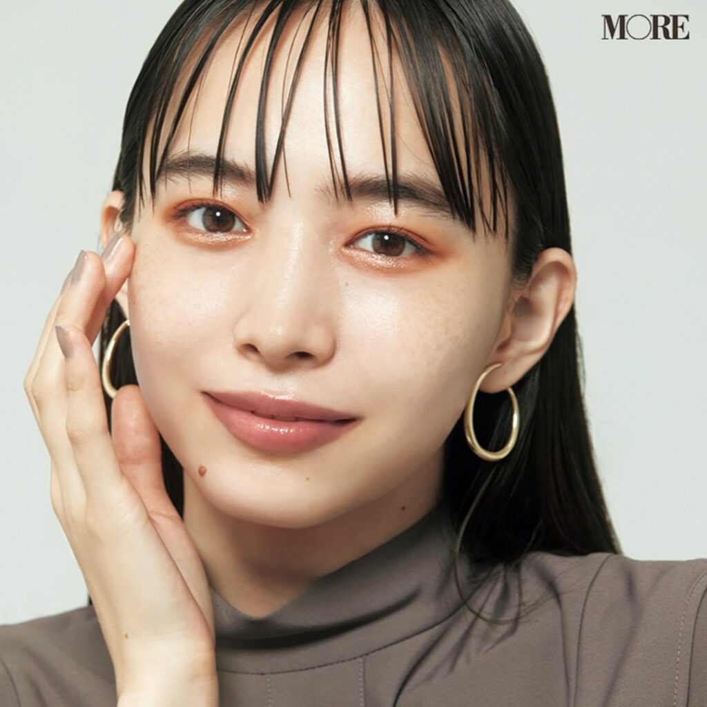 涙袋メイクを大人っぽくアップデート！
【大人のための“キラキラEYE”】

一大トレンドのラメやグリッター。挑戦してみたいけれど失敗したくない20代に贈る、むし