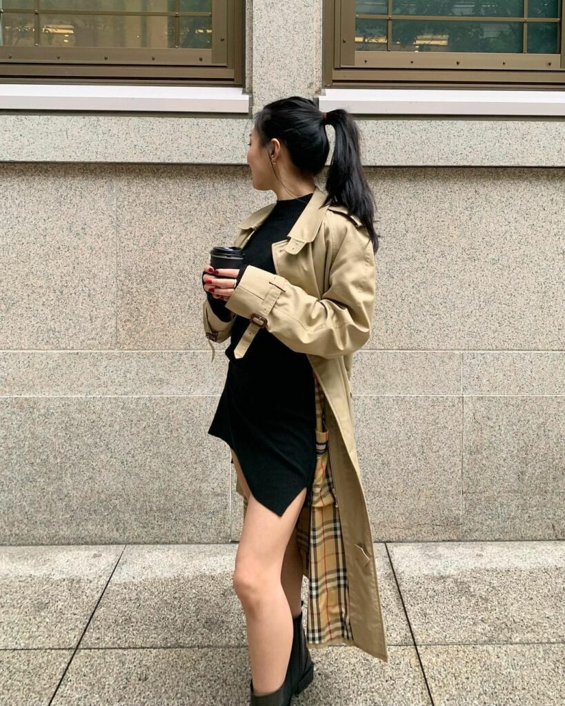 今季はトレンチコートがトレンドにインミニ丈のボトムと合わせてギャル風に着こなしたり、スニーカーをチョイスしてラフに着崩したりと、エレガントになりすぎないスタイリ