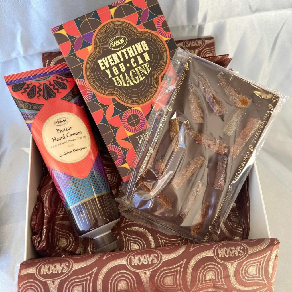 #SABON × #THÉOBROMA のコラボレーション！ケアアイテムとチョコレートがセットになった限定キットが登場

SABONの2021年ホリデーは、輝き