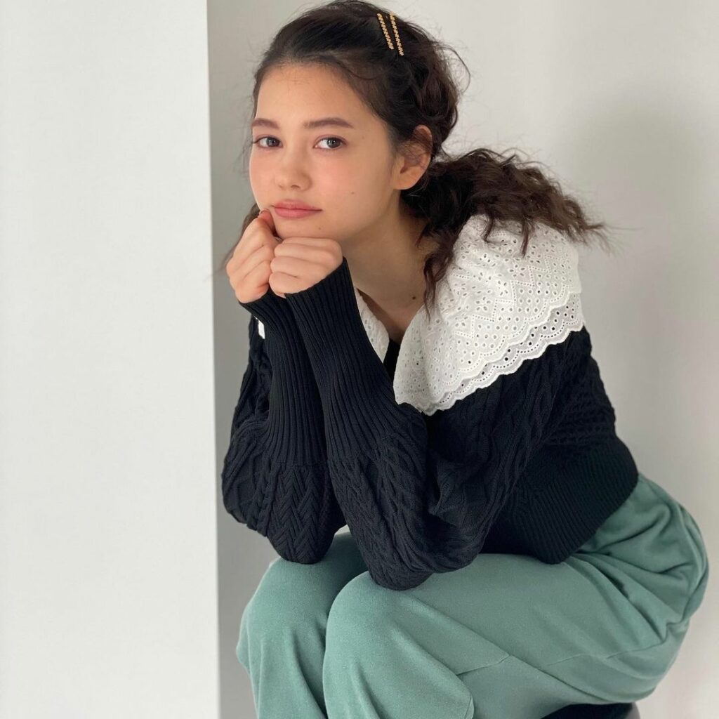 ViVi12月号
「毎日ニットで印象チェンジ。」企画より
愛花のオフショットをお届け

普通のクルーネックじゃ物足りない！ということで、
今トレンド感No. 1