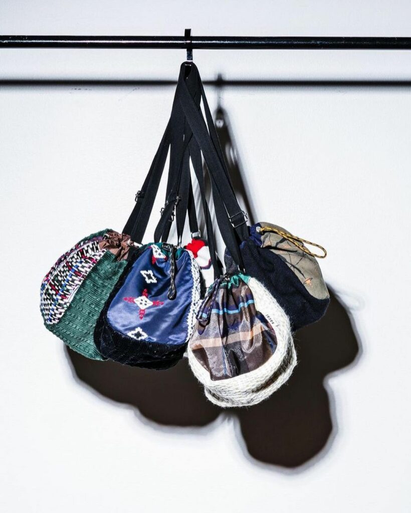 ニュース：「サカイ」ホリデーコレクション新作は「ポーター」コラボや手編みのクロシェットバッグなど

「サカイ（SACAI）」は、ホリデーコレクションを日本国内の