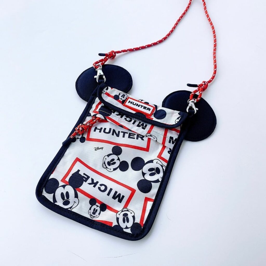 なんともプレミアムな、HUNTERとディズニーのコラボレーションアイテムこちらはミッキーマウスとHUNTERのレッドボックスロゴがプリントされた、フォンポーチで