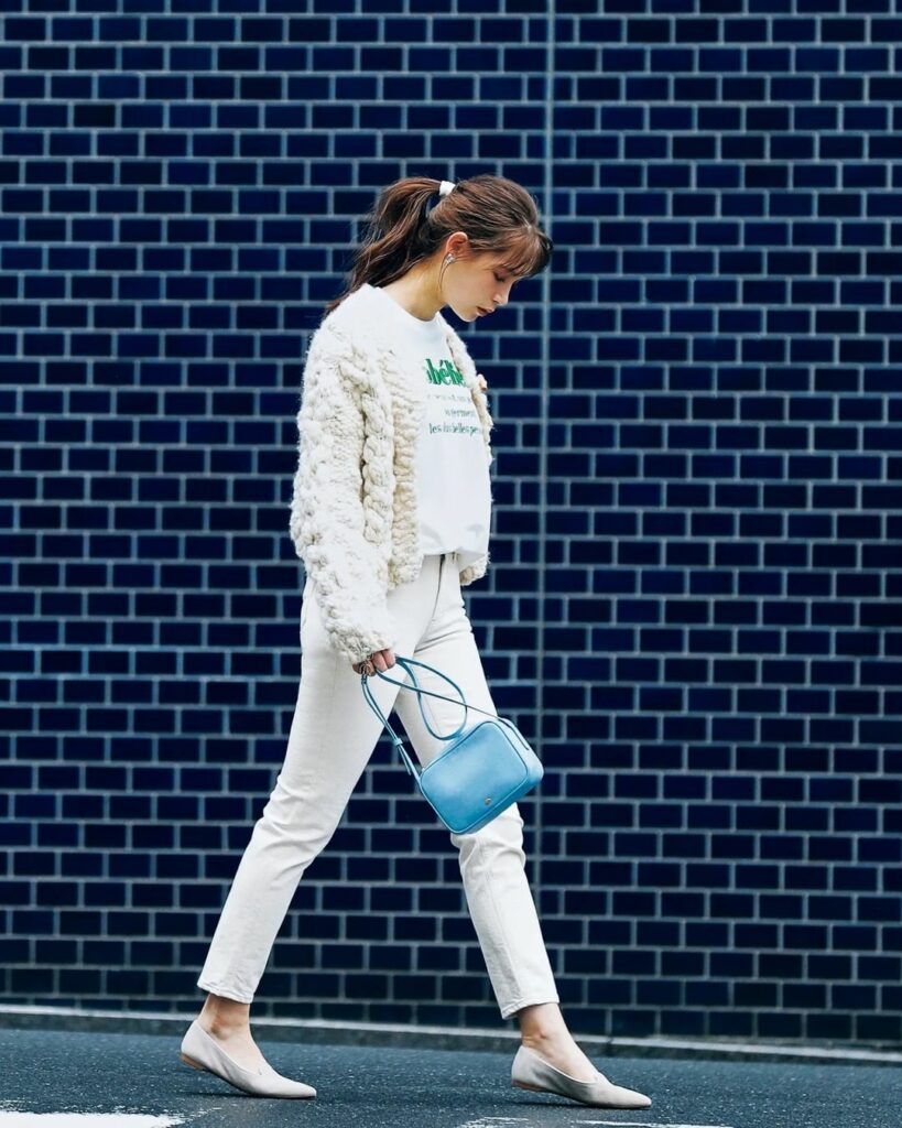 11月26日、今日の東京は晴れ。最高気温18度、最低気温8度の予報です（気象庁調べ・17時発表）。

一日中快晴予報の今日のコーデは、青空に映えるもホワイトカー