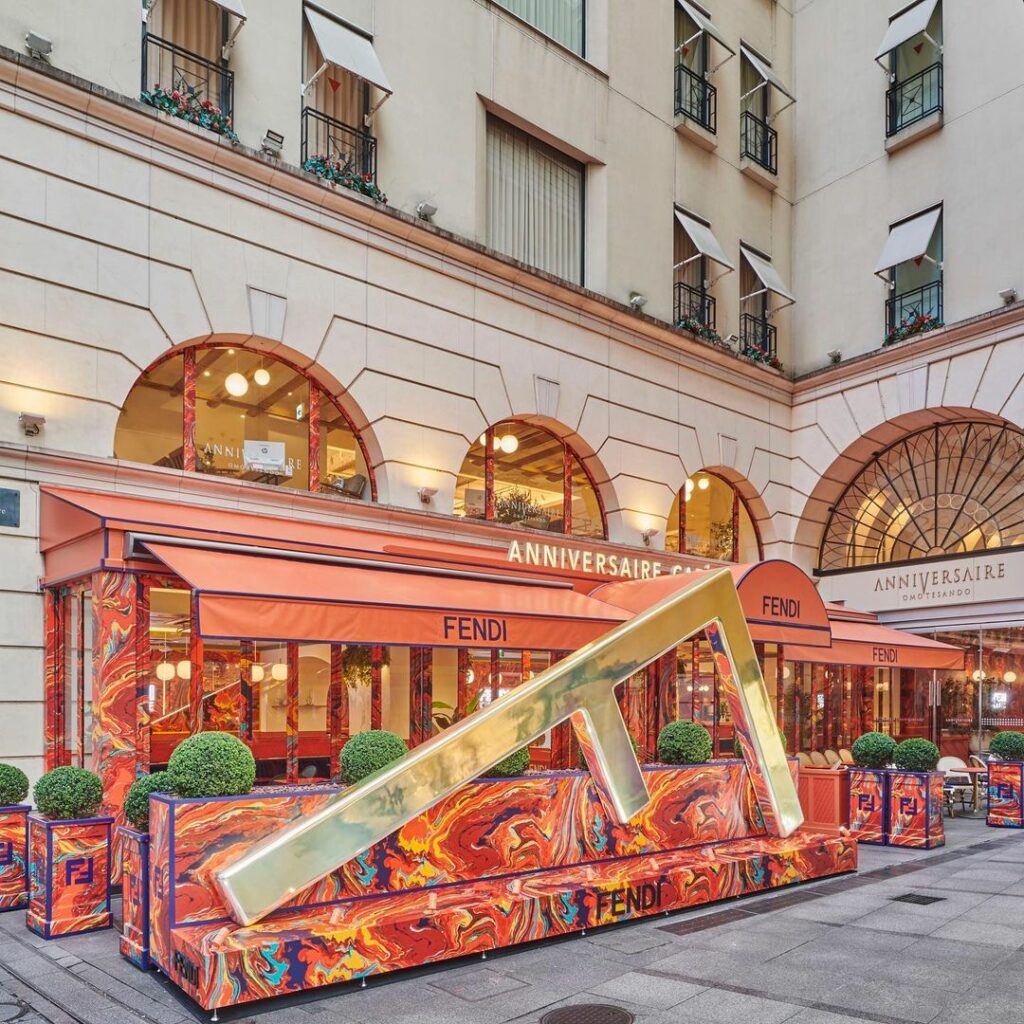 フォトジェニックな「フェンディ カフェ バイ アニヴェルセル」が、期間限定で復活!
昨年日本に初上陸し大きな話題となったカフェ「フェンディ カフェ バイ アニ フォトジェニックな「フェンディ カフェ バイ アニヴェルセル」が、期間限定で復活!
昨年日本に初上陸し大きな話題となったカフェ「フェンディ カフェ バイ アニ