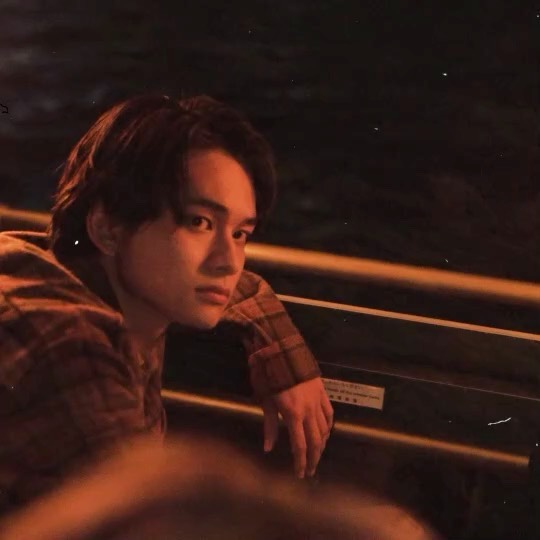 北村匠海さんが登場！
本日発売のOggi1月号、蜷川実花さんポートレート連載『悪い男』は北村匠海さんがゲストです。さまざまな分野で才能を発揮する、その魅力と色気