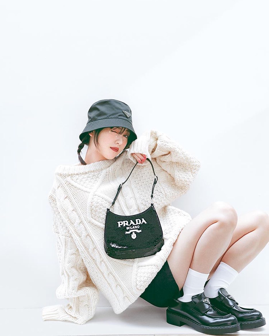 Sweet12月号では 大人気の浜辺美波さんがスターブランドのitな小物と共に登場してくれています毎日のアウトフィットをブラッシュアップしてくれる小物をゲットし Magmoe