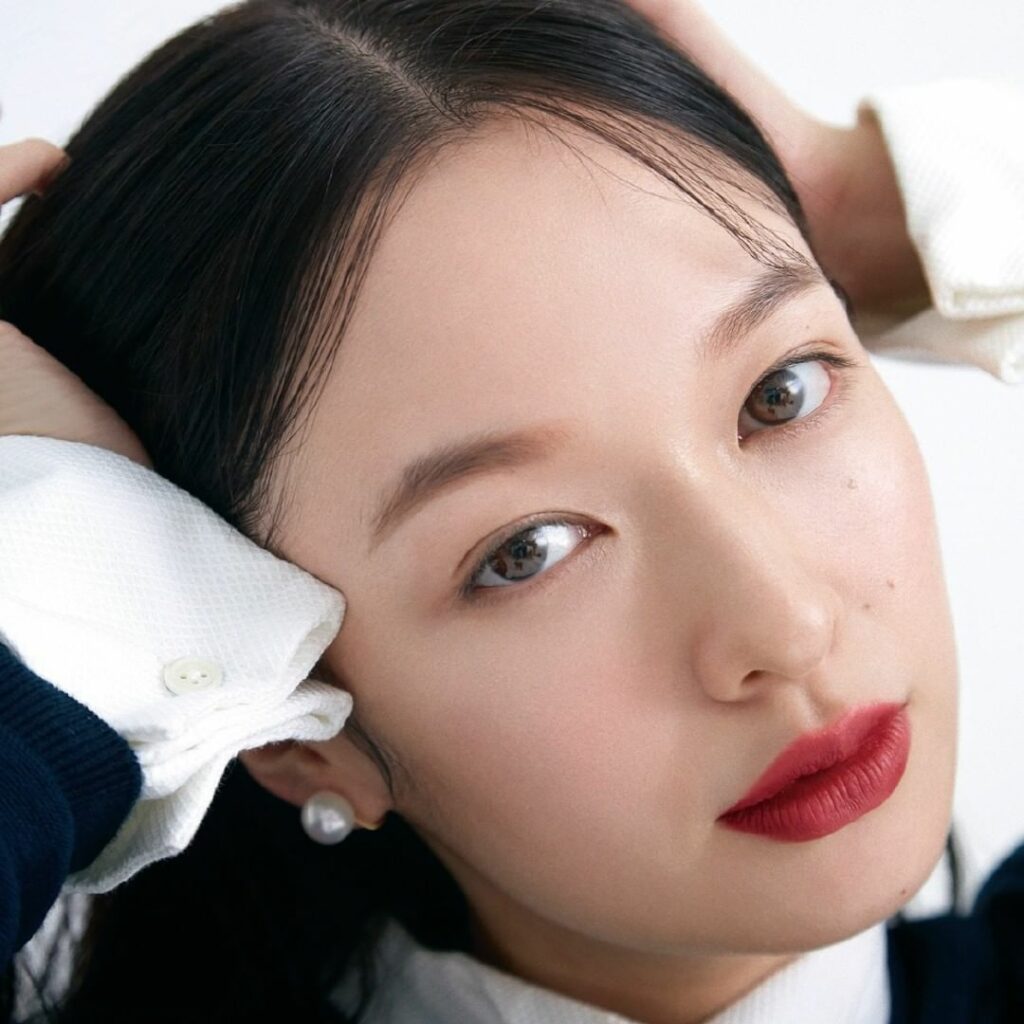 【このメイクを真似したいと思ったらいいね＆をコメントしてください♪】

【ハンサムななかにスパイスで効かせる赤】

白シャツに重ねたりするのも似合うメンズライク