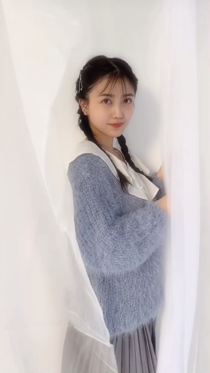 フリルブラウスにふわふわニットがお似合いすぎのくぼちゃん 編み込みの三つ編みヘアアレンジもかわいい コーデの詳細は Seventeenjp Lookboo Magmoe