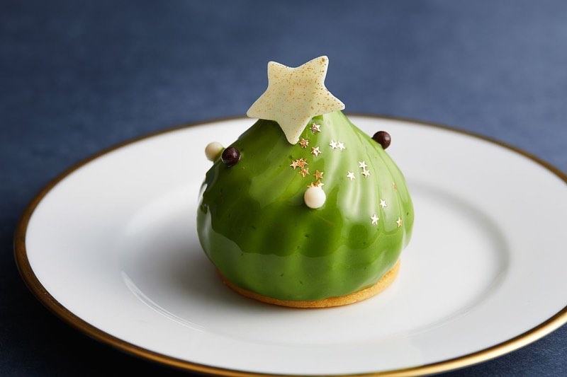21年注目なのが グリーンカラーのクリスマスケーキ 今年大人気だったピスタチオや 抹茶を使ったケーキで聖夜をポップに彩ってみて ザペニンシュラ東京 グ Magmoe