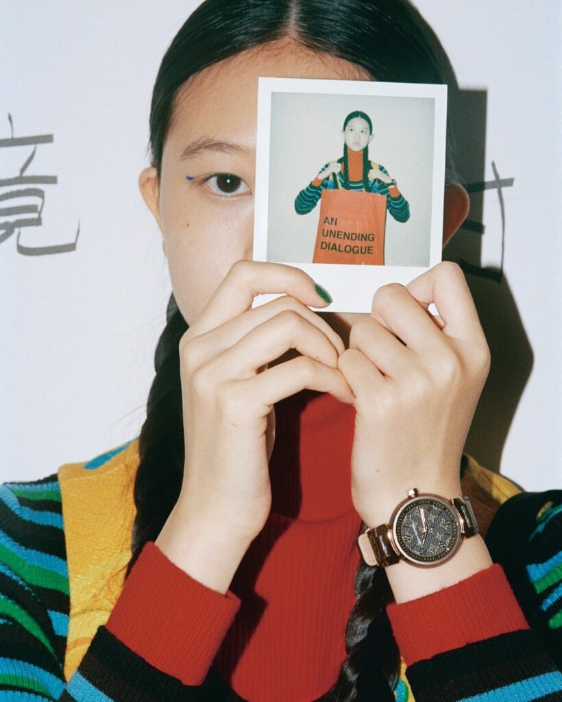 ルイ・ヴィトンの時計「タンブール モノグラム ブラウン&ゴールド」は、フェイスでモノグラム・キャンパスの質感を再現。メゾンのアイコンが詰まった逸品は、文化につい