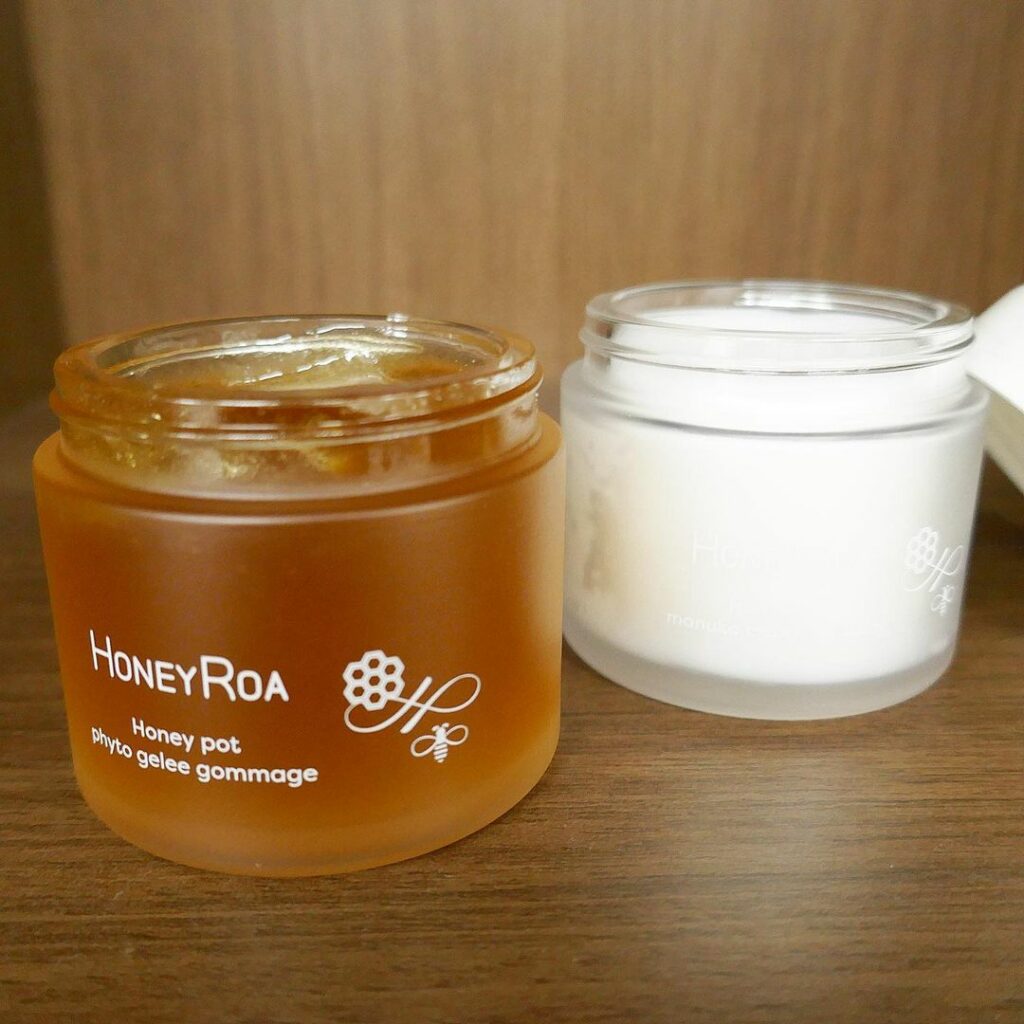 ハニーロアの新アイテムをご紹介！

◆画像1枚目右
「ハニーポット マヌカクレンジングバーム（70g ￥3,960税込）」※発売中
体温ですっととろけるようなテ