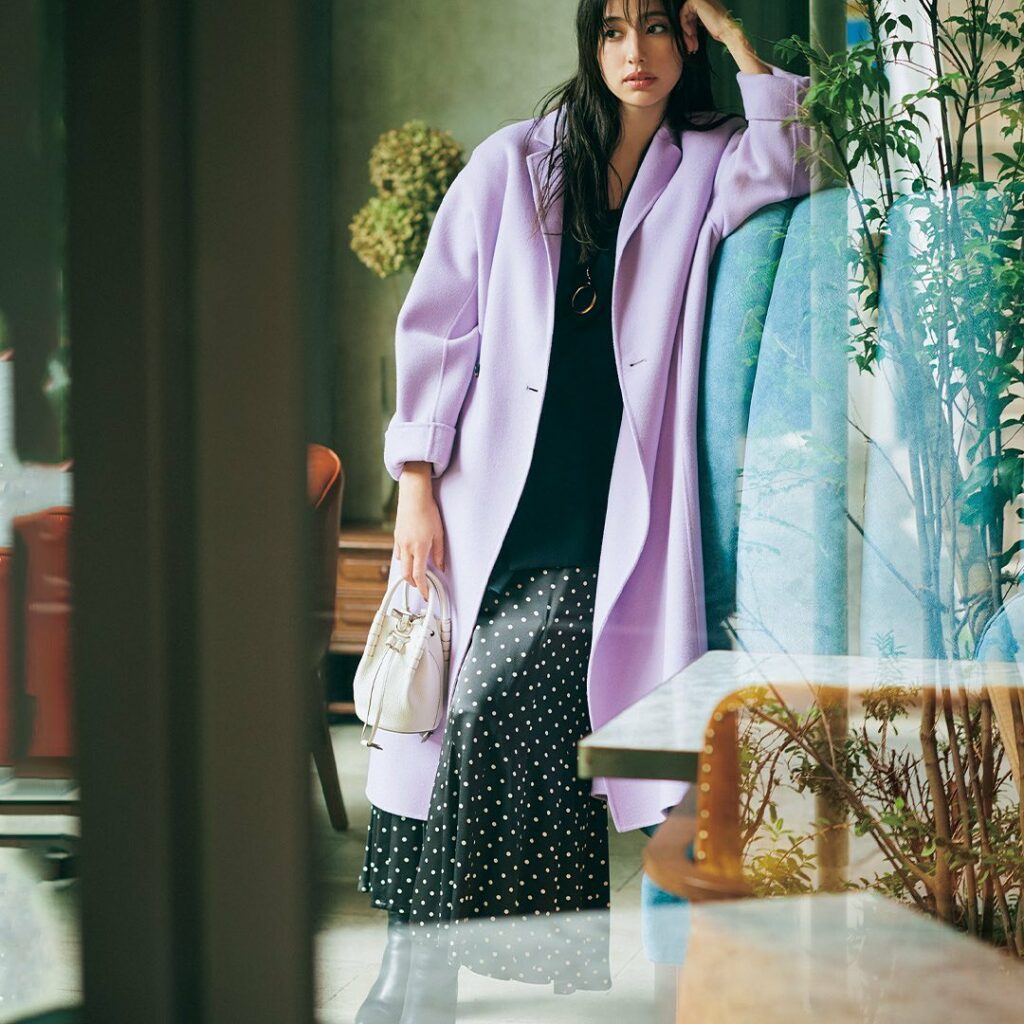 ／⁠
このコーデを真似したいと思ったら、⁠
コメントにをください！⁠
＼⁠
.⁠
12月8日(水)、⁠
週の真ん中は、⁠
パッと華やかなパープルの「リバーコート