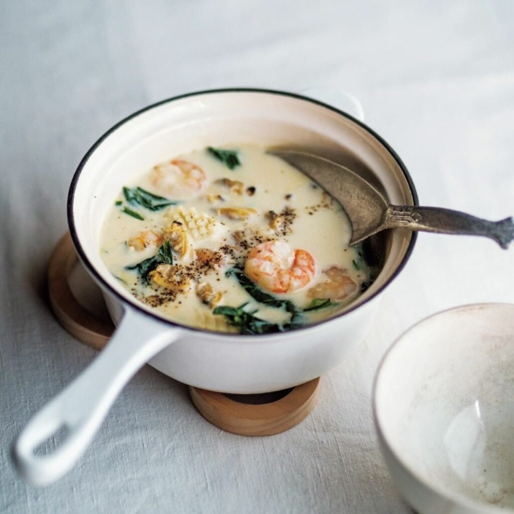 BAILA食いしん坊ジャーナル【平日20時のやさしい鍋】

田村つぼみさんのクラムチャウダー風アーモンドミルク鍋

まさかの包丁いらず＆クセがないのにミルキー。