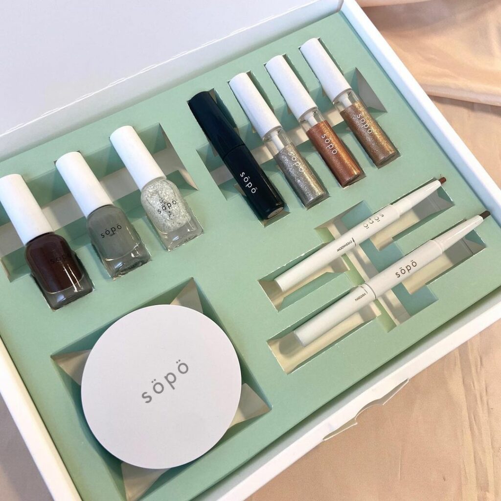 【 #söpö 】2021年秋冬コレクショントレンド感満載なコスメに注目!<スウォッチ付きでお届け>
全国のファミリーマートで販売されている「söpö」の秋冬 【 #söpö 】2021年秋冬コレクショントレンド感満載なコスメに注目!<スウォッチ付きでお届け>
全国のファミリーマートで販売されている「söpö」の秋冬