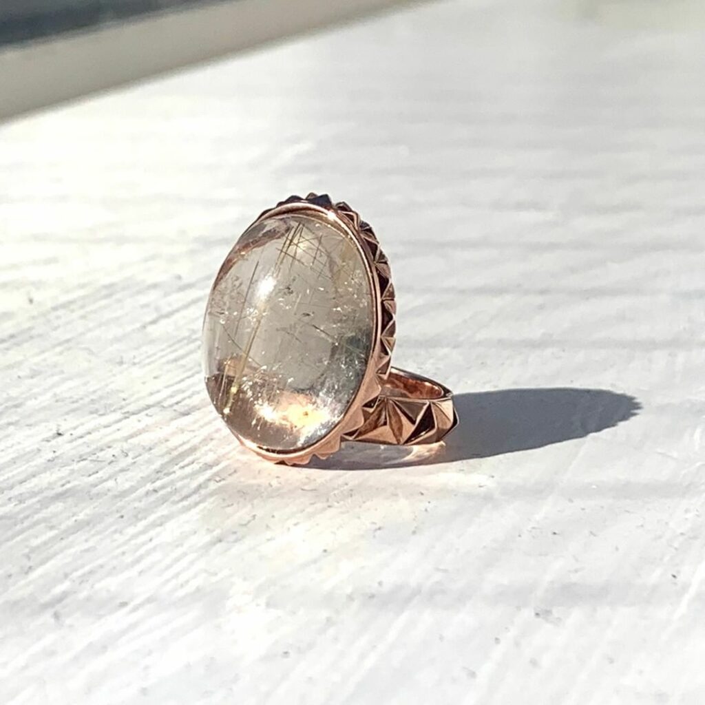 大きなジェムに目を奪われるRIEFE JEWELLERYの新作、タブレット リング。こちらはゴールドカラーの内包物が美しい #ルチルクオーツ です。他にもターコ