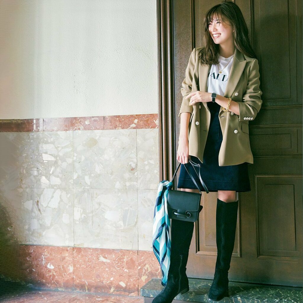 ／⁠
このコーデを真似したいと思ったら、⁠
コメントにをください！⁠
＼⁠
.⁠
12月11日(土)、⁠
今季トレンドの「ミニスカート」を大人が穿くなら、⁠
膝