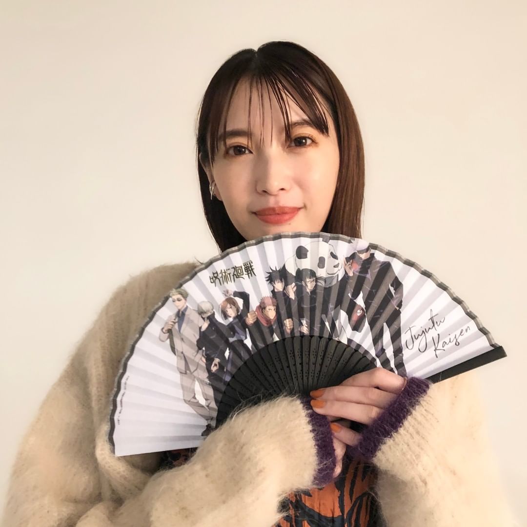 宮田聡子さんが手に持っているのは今月号の付録 呪術廻戦 の大人気キャラクター8人が集合したカラー扇子 みなさんもうチェックしていただけましたか 特集 Magmoe