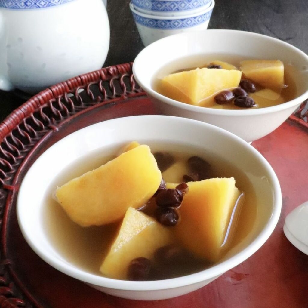 【#スープレシピ】香港の定番スイーツ「糖水」をさつまいもとしょうがを甘いスープで煮込んだやさしい味わいのおやつにアレンジ糖度の高いさつまいもを選ぶと、スイーツっ 【#スープレシピ】香港の定番スイーツ「糖水」をさつまいもとしょうがを甘いスープで煮込んだやさしい味わいのおやつにアレンジ糖度の高いさつまいもを選ぶと、スイーツっ