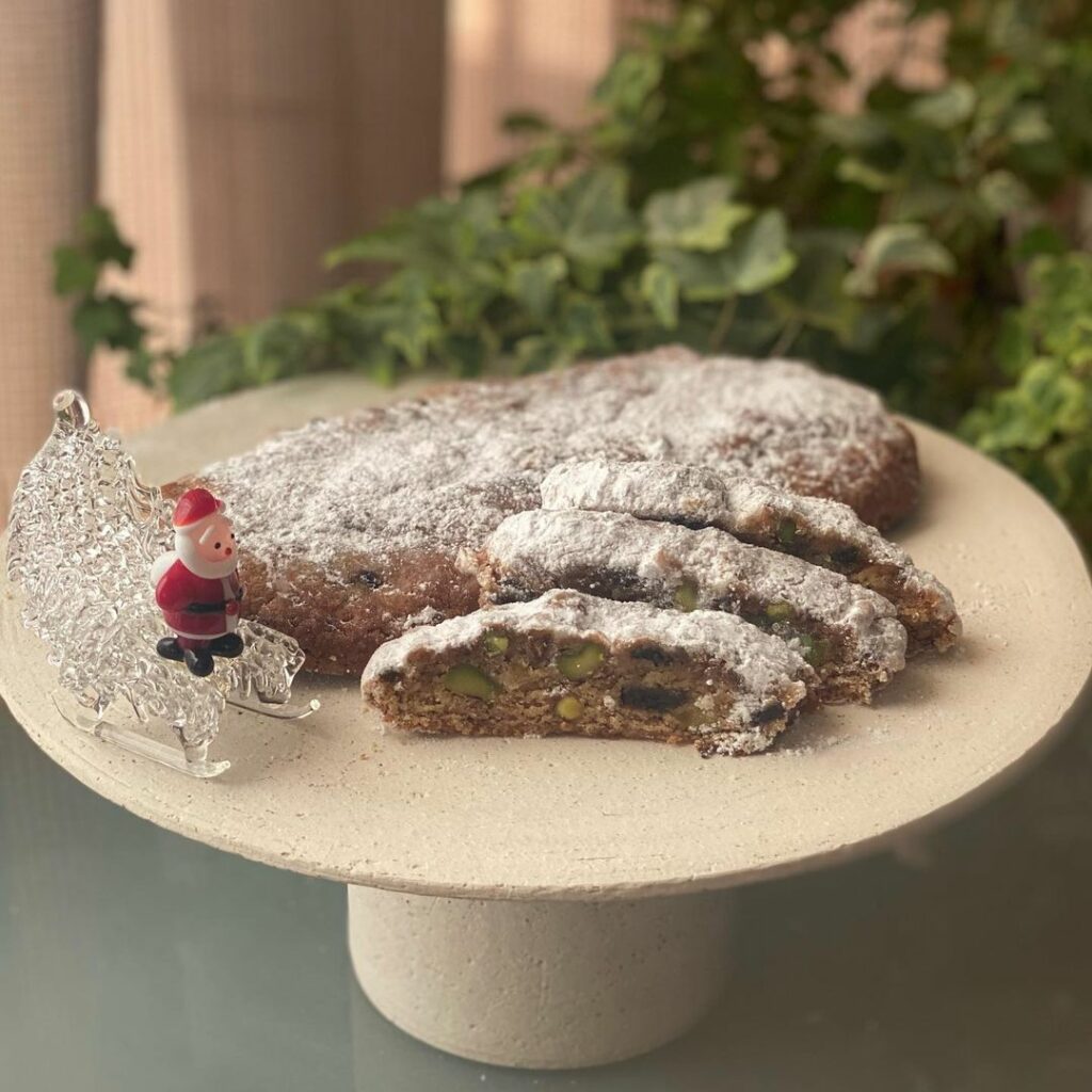 栗原はるみさんのシュトレンと石井佳苗さんのコンポート
シュトレンは自分で焼くのも、買うのも大好きな私。今年は栗原はるみさんの公式サイトで見つけたレシピで作る、 栗原はるみさんのシュトレンと石井佳苗さんのコンポート
シュトレンは自分で焼くのも、買うのも大好きな私。今年は栗原はるみさんの公式サイトで見つけたレシピで作る、