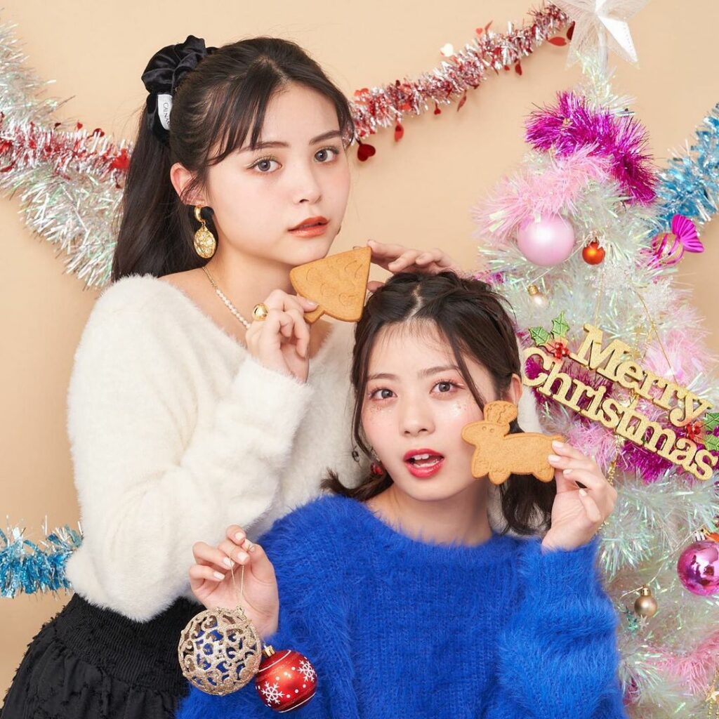 Popteen1月号『POPモデル発のクリスマスセルフメイク』企画のアザーカット

モデルがデート＆ホムパのクリスマスメイクを考えたよ

ゆなたこはキラキラホロ