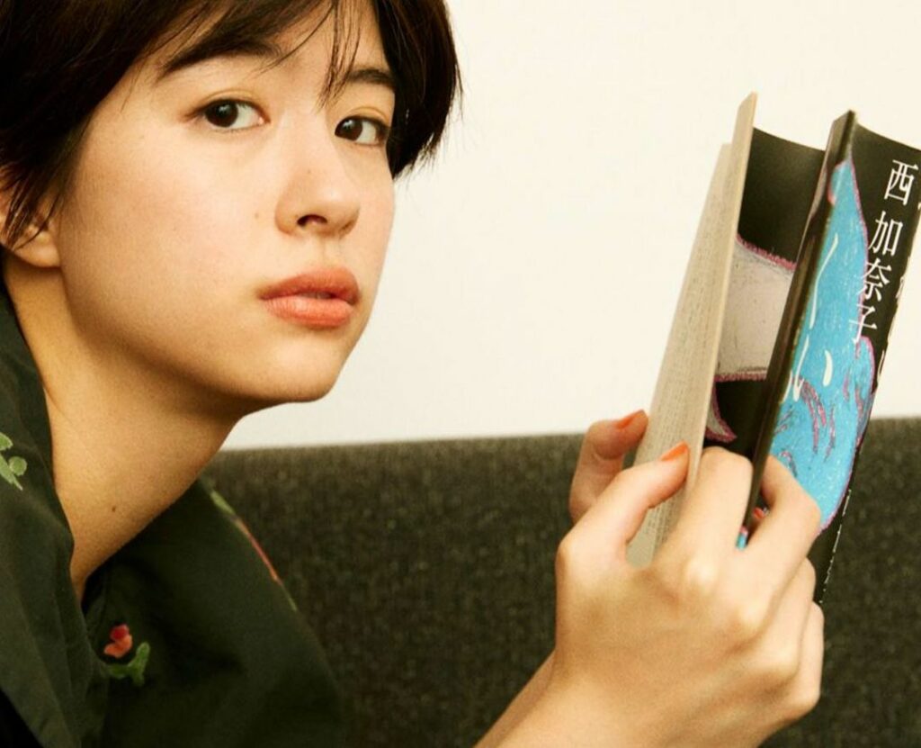 佐久間由衣がVOGUE GIRL＋のメンバーのために、本と花をレコメンドする連載

VOL.11では、西加奈子の『ふくわらい』を紹介！最終回にふさわしく、インタ