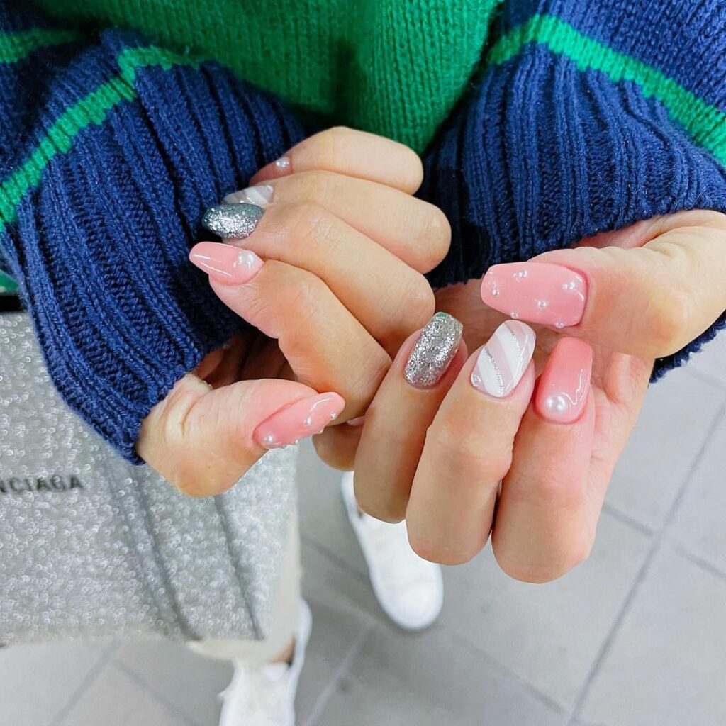 クリスマスに向けて、どんなネイルデザインにトライしたい？グリッターやパールをあしらったデコラティブなネイルはホリデーシーズンにもぴったりみんなのクリスマスネイル