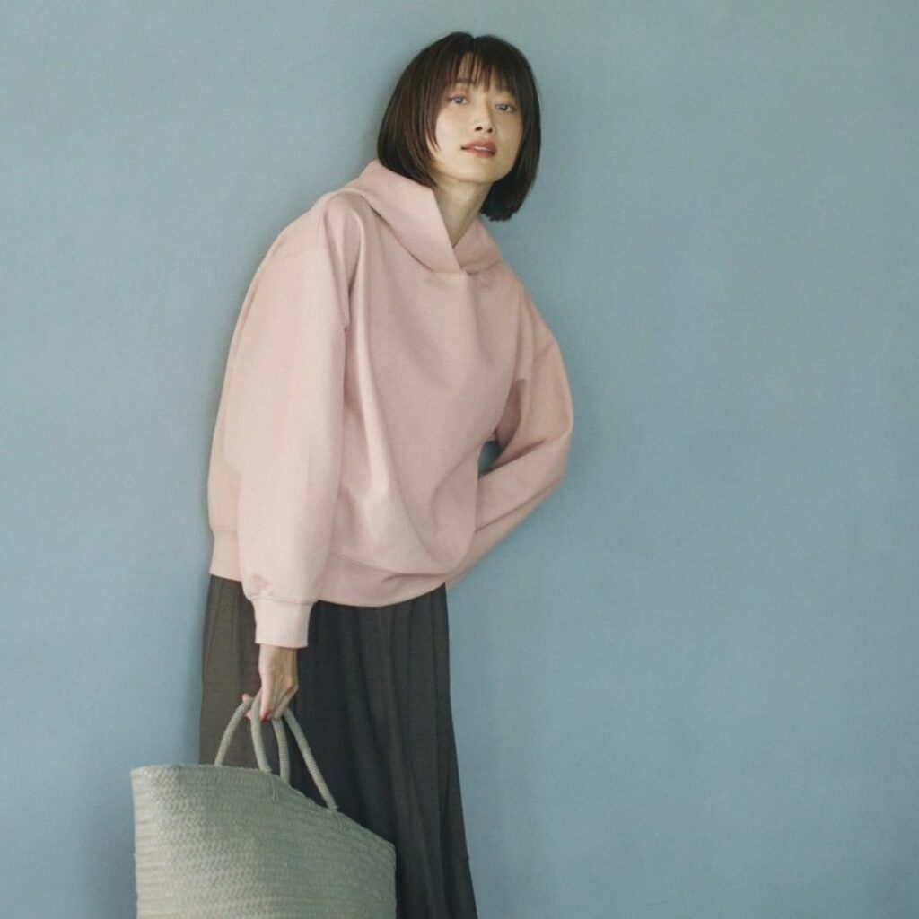 .
*PICK UP! Coordinate*
.
すっぽりと着るだけで洗練ムードが即、手に入る。薄手のきれいめ素材を使用したフーディは、大人のカジュアルに欠か