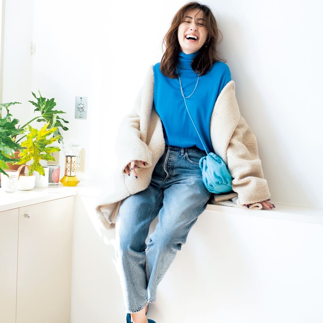Classyコーデ図鑑 差がつくブルーデニムコーデ この冬も 定番ボトムスといえばブルーデニム フェミニン派からカジュアル派まで ベーシックだけどオ Magmoe
