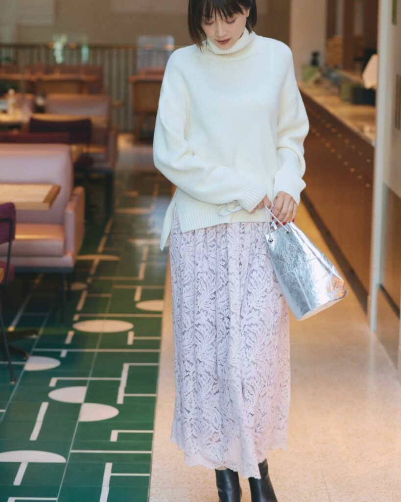 . *PICK UP! Coordinate* 
.繊細なレースをふんだんにあしらった贅沢なロングスカートは、スカラップ仕様になった裾も上品。歩くたびに大人の美