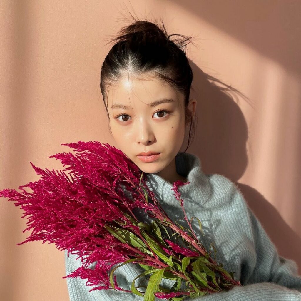 光に照らされるふみふみが女神すぎるオフショットをお届け
2月号のキュン買い大賞企画では、ノンノが誇るおしゃれ識者のみなさまのおすすめアイテムをどーんとご紹介して