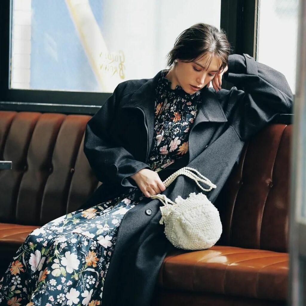 12月21日、今日の東京は晴れ。最高気温14度、最低気温2度の予報です（気象庁調べ・17時発表）。

日中穏やかな晴れ間が期待できそうな今日のコーデは、鮮やかな