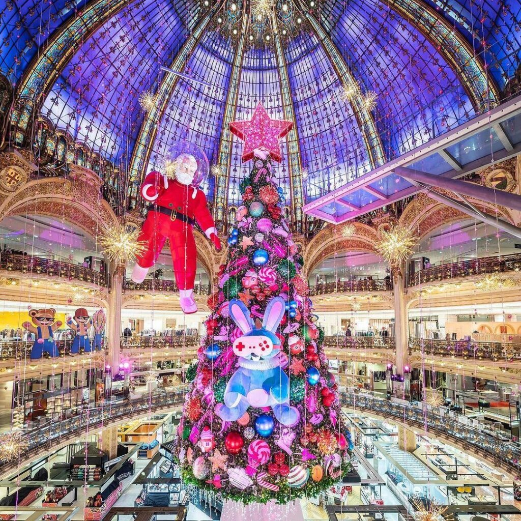 Merry Christamas家族、パートナー、友人と共に過ごす人、またはお一人様の人も、素敵なクリスマスになりますように今日はパリにある百貨店「ギャルリー・ Merry Christamas家族、パートナー、友人と共に過ごす人、またはお一人様の人も、素敵なクリスマスになりますように今日はパリにある百貨店「ギャルリー・