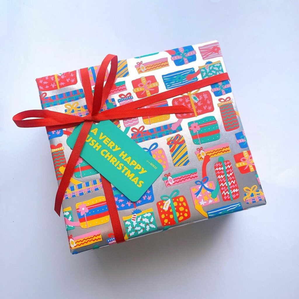 LUSHのクリスマスギフトが届きました
なんともプレイフルな包み紙を開けると、これまたキュートなボックスが登場！　点線に沿って切り組み立てれば、トナカイやツリー