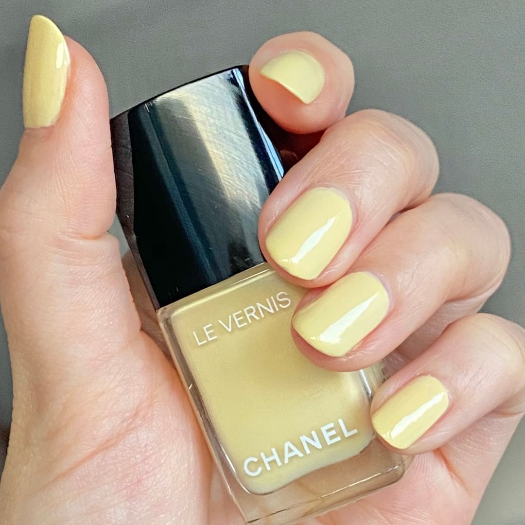 Chanel 塗ってみました 1月7日に発売するネイルカラーの限定新色春らしい2色です 軽やかな色合いで 指先から春 Magmoe