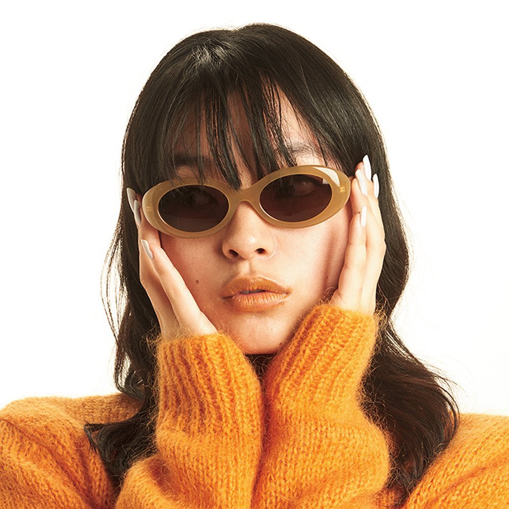 【欲しい！と思ったらのコメントで教えてね】
〈ザ・ロウ〉とのコラボにより30年前の〈アイヴァン〉アーカイヴモデルが復刻。輪郭も季節も選ばないオーバル型で長く使え