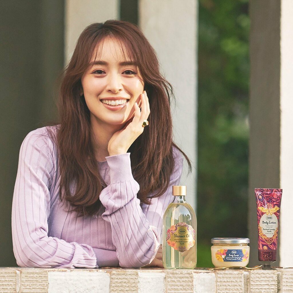 Oggiモデル・泉里香が語る「おうち時間が華やぐSABONのある暮らし」。
オンとオフの切り替えに欠かせないと語るのが香り。
SABONの”パチュリ・ラベンダー