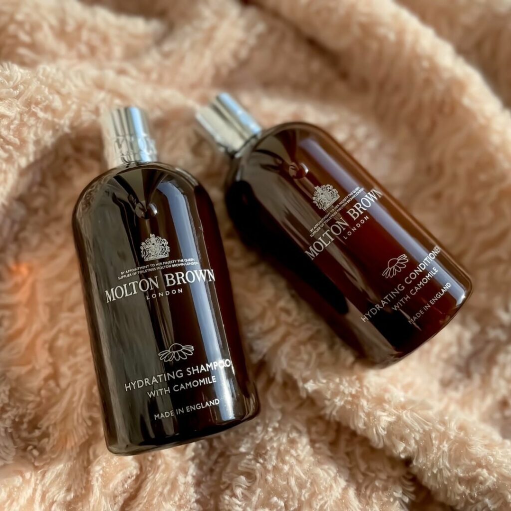 【美容マイスターまつこの30代ビューティ道】

カモミール シャンプー 300ml ￥2970
カモミール コンディショナー 300ml ￥3300
／モルトン