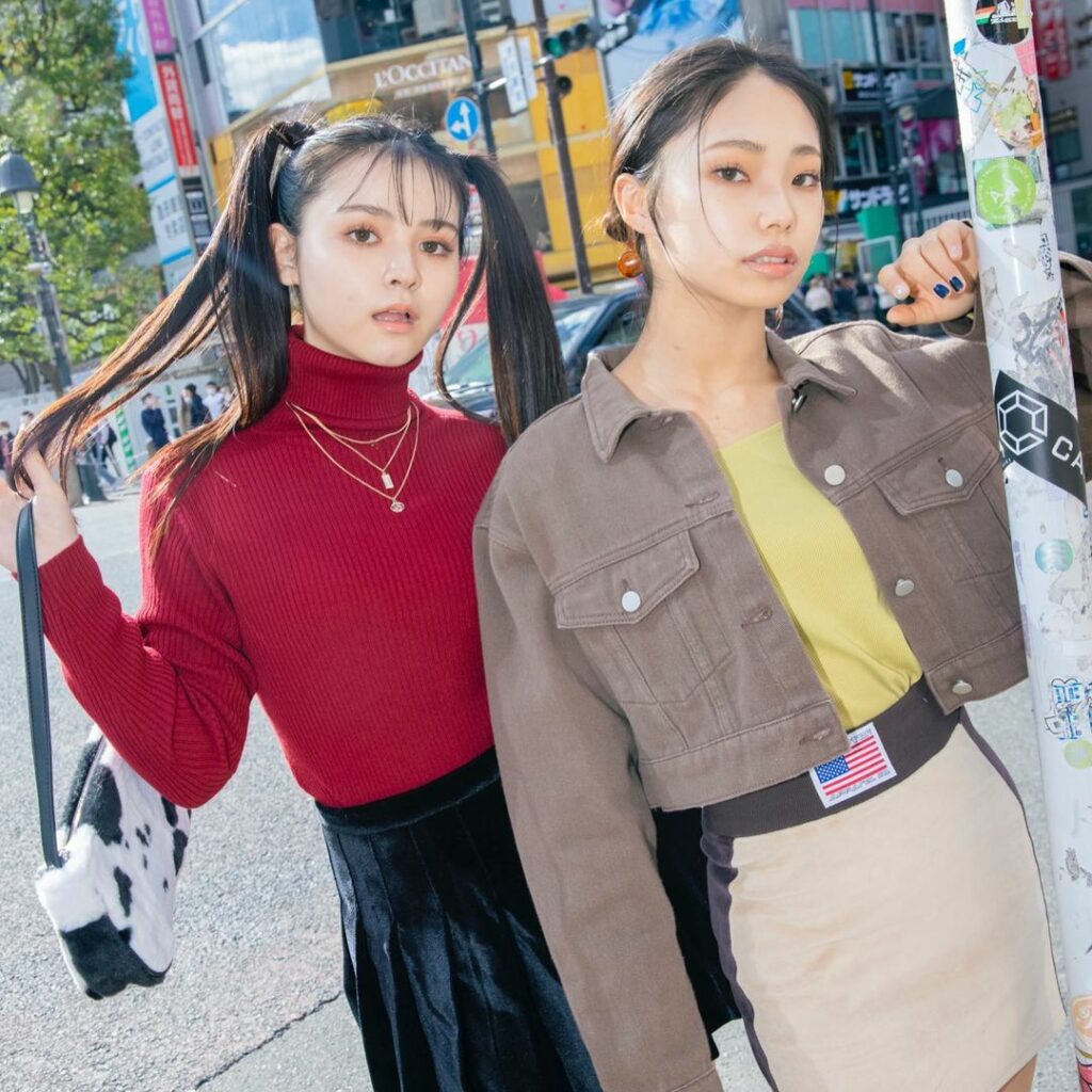 Popteen2月号『90年代GAL』企画の、のんち＆りこぱ

ルーズソックスやモノグラム柄など、90年代に流行ったものがリバイバル

超映えまくりで、とにかく