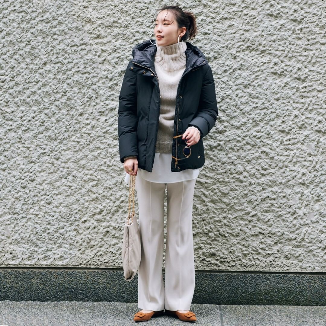 12 31 今日のコーデ 大晦日 黒ショートダウン 白パンツ 合わせる服を選ばない 万能な黒のシンプルダウン Iラインを意識した装いが ラフな印象のシ Magmoe