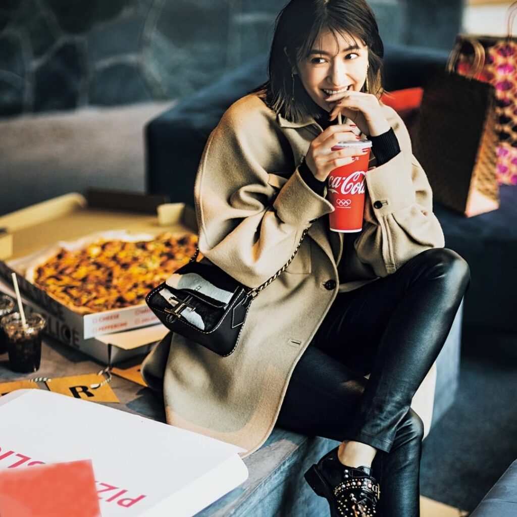 ／⁠
このコーデを真似したいと思ったら、⁠
コメントにをください！⁠
＼⁠
.⁠
12月30日（木）、⁠
ハードに見えがちな「黒のレザーパンツ」は、⁠
ベージュ