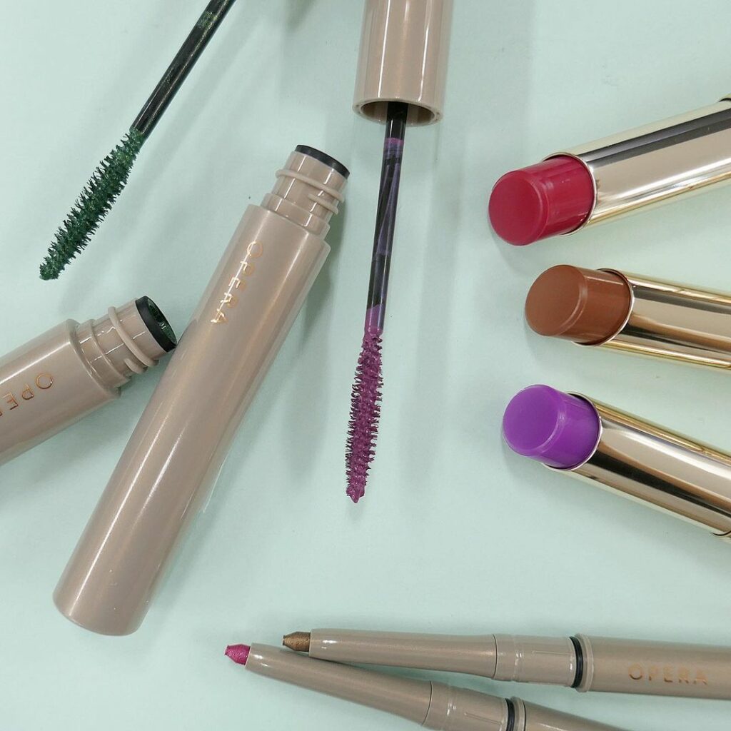 オペラの春コレクション情報が届きました！
今回のテーマは、「ICY FOREST」– ‛雫をまとったフォレストカラー’。
冬から春にかけて目覚め始める瞬間の森の