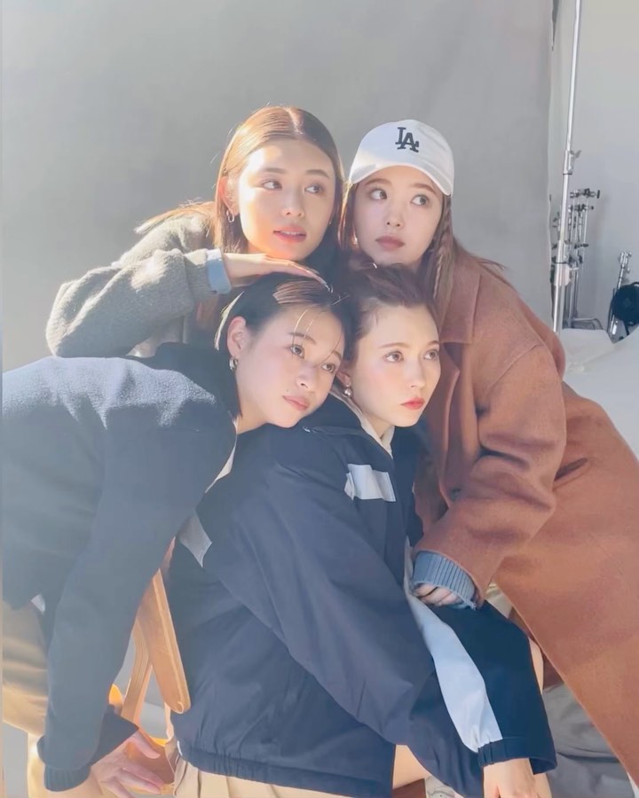 今年初のオフショットは
ViVi2月号「今すぐおしゃれになるためにできること。」企画から
アリサ・miu・星夏・ニコルをお届け

カメラを向けられると、
キリッ