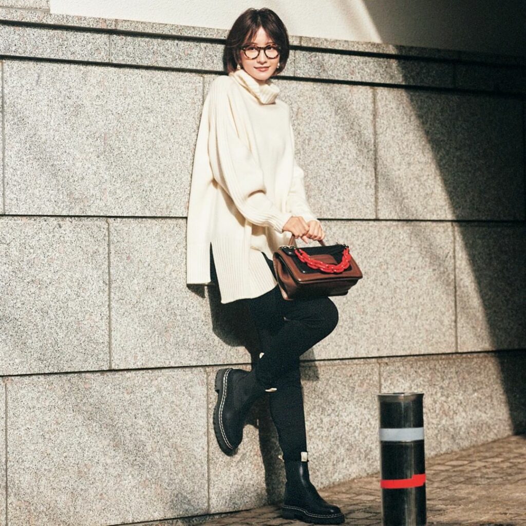 ／⁠
このコーデを真似したいと思ったら、⁠
コメントにをください！⁠
＼⁠
.⁠
⁠1月2日（日）、⁠
一歩間違えると太って見えてしまう、白のタートルニットは、