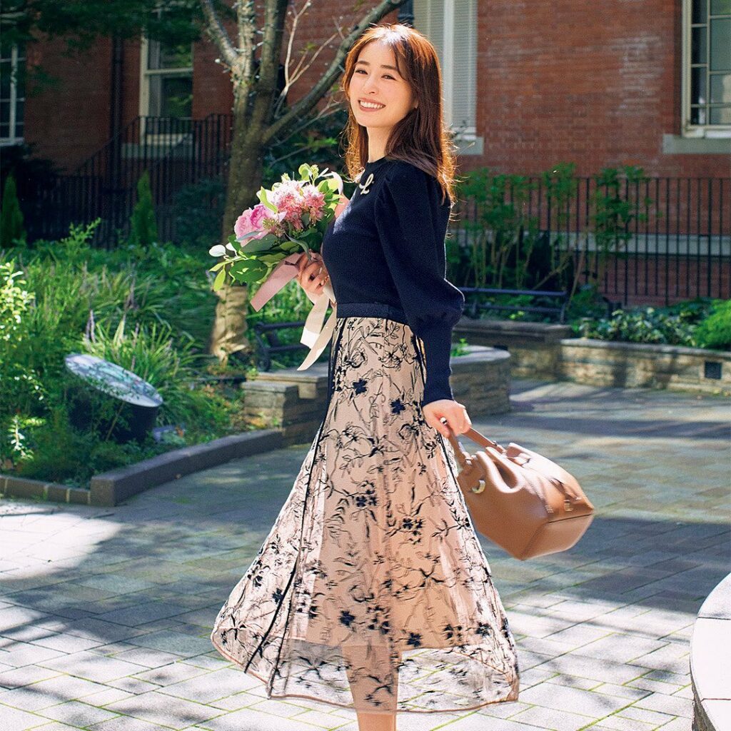 1月1日《毎日レディコーデ》
あけましておめでとうございます
2022年も美人百花をよろしくお願いいたします

元旦は花柄刺繍の入ったスカートでとびきりフェミニ