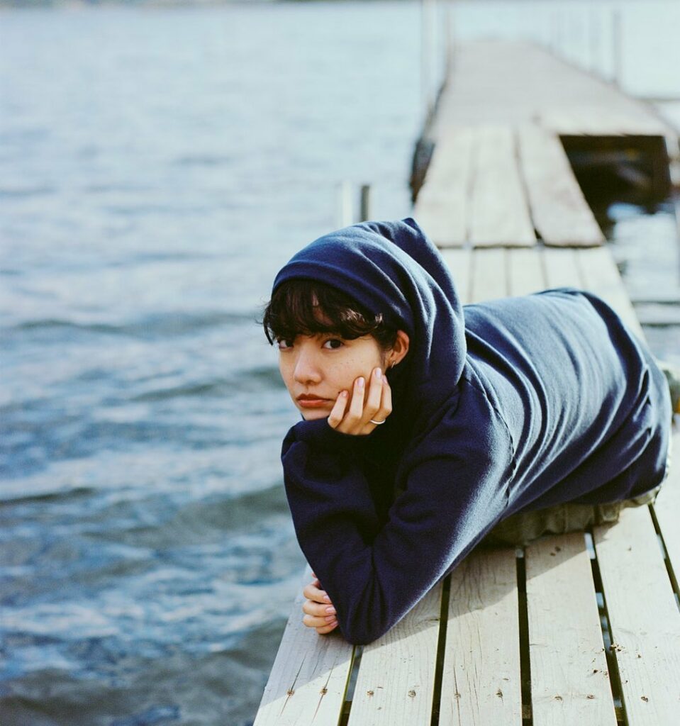 【あいみょんスペシャル】世代を問わず愛されているあいみょんさんを徹底分析。音楽ジャーナリストの考察、辞書編纂者の分析、そして本人のインタビューからじっくり