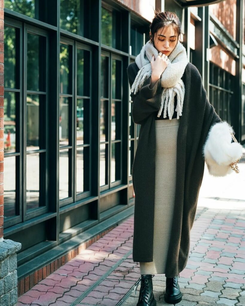 1月4日、今日の東京は晴れ、昼過ぎから夕方曇り。最高気温12度、最低気温1度の予報です(気象庁調べ・17時発表)。
寒暖差厳しめの一日になりそうな今日のコーデ 1月4日、今日の東京は晴れ、昼過ぎから夕方曇り。最高気温12度、最低気温1度の予報です(気象庁調べ・17時発表)。
寒暖差厳しめの一日になりそうな今日のコーデ