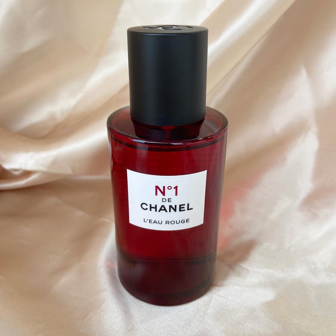 #CHANEL N°1 ドゥ シャネル 速報第3弾】フローラル フルーティの香りのボディミストが登場1/21発売。 ※1/6より阪急うめだ本店